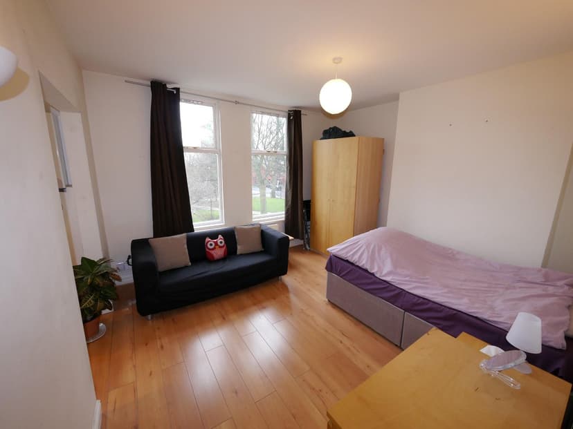 Flat 4, 24 Blenheim Square, Leeds - Image 4