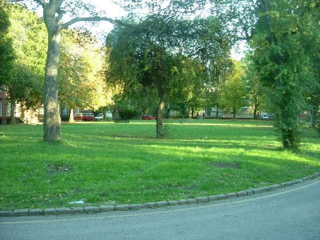 Flat 4, 24 Blenheim Square, Leeds - Image 1