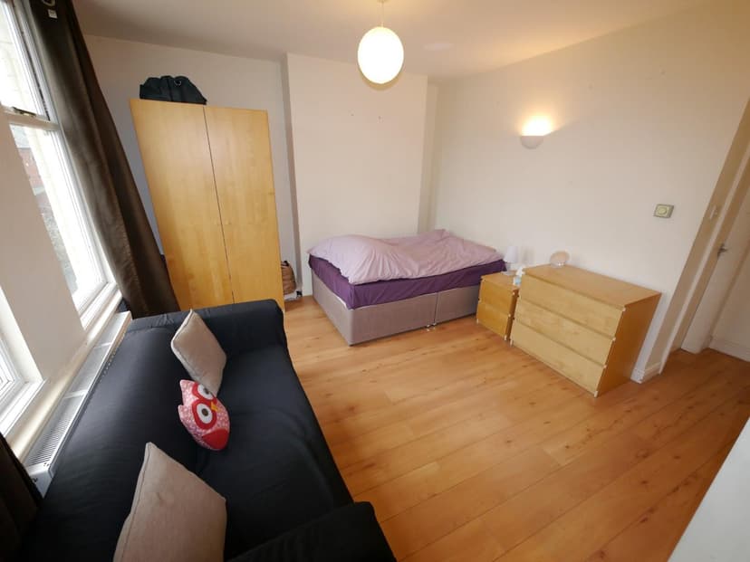 Flat 4, 24 Blenheim Square, Leeds - Image 6