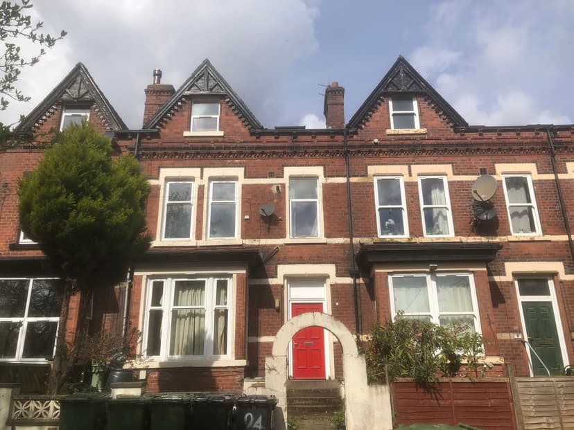 Flat 3, 24 Blenheim Square, Leeds - Image 2