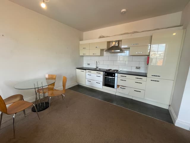 Flat 4, 37 Hanover Square, Leeds - Image 3