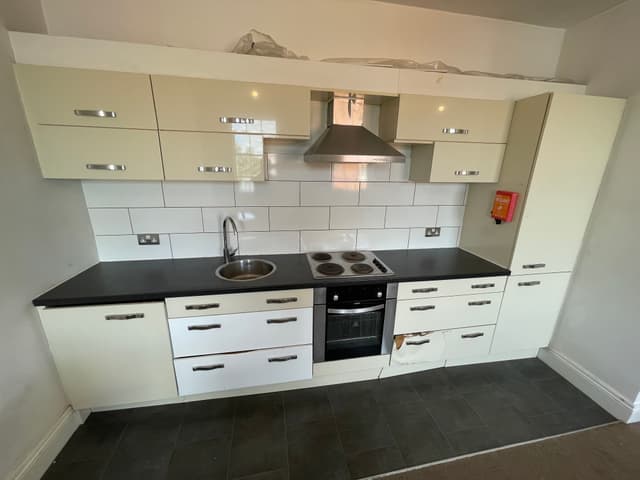 Flat 4, 37 Hanover Square, Leeds - Image 2