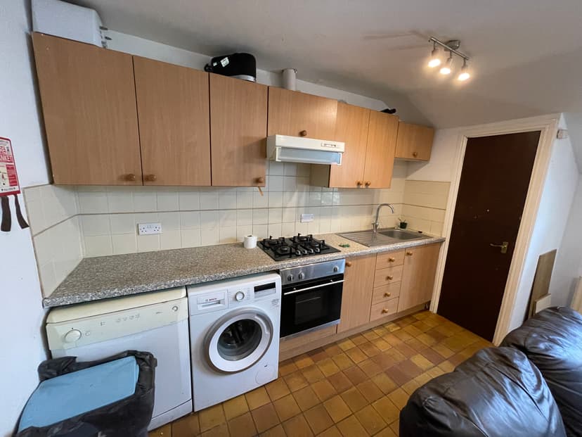 Flat 8, 69 Clarendon Road, Leeds - Image 2