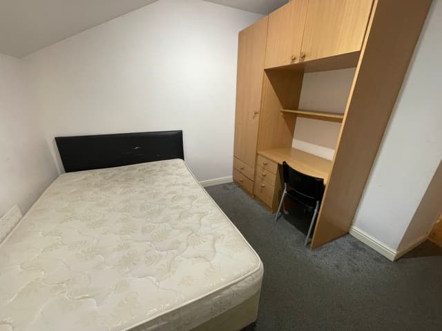 Flat 8, 69 Clarendon Road, Leeds - Image 3