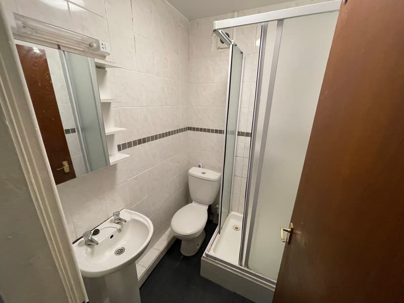 Flat 8, 69 Clarendon Road, Leeds - Image 4