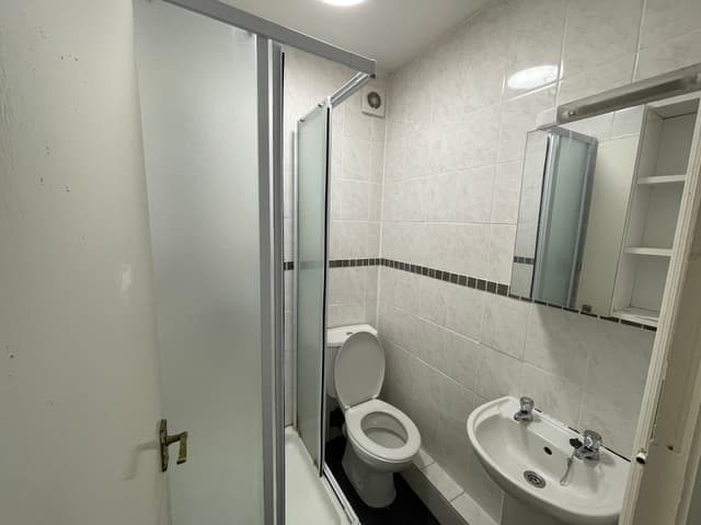 Flat 8, 69 Clarendon Road, Leeds - Image 11