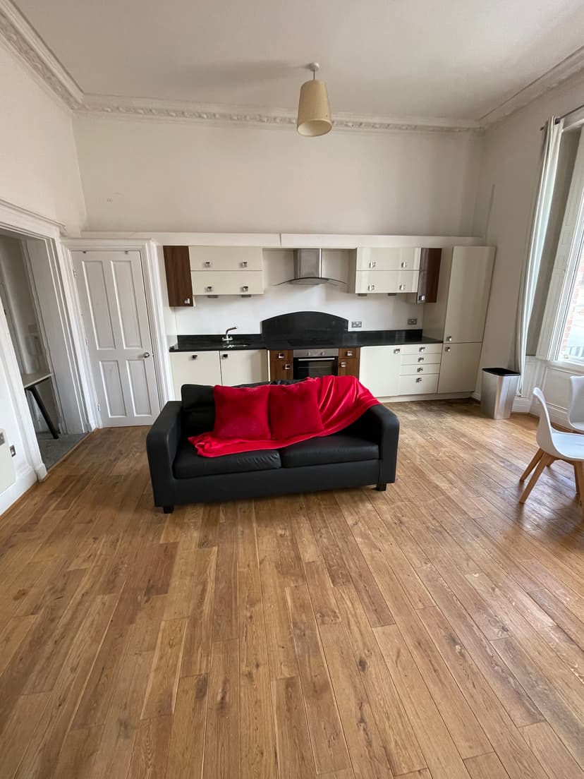 Flat 2, 37 Hanover Square, Leeds - Image 3