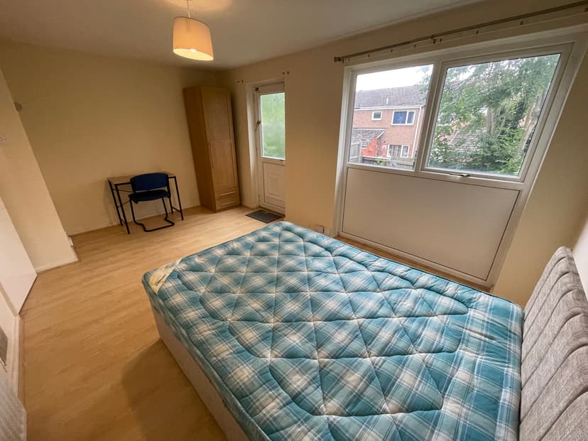 23 Kendal Close, Leeds - Image 2