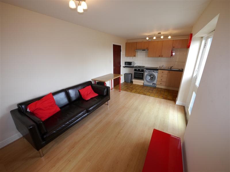 Flat 8, 1 Victoria Street Room 3, Leeds - Image 2