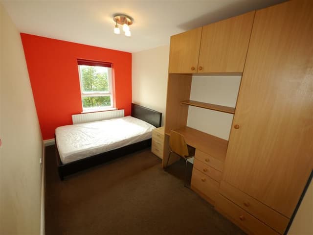 Flat 8, 1 Victoria Street Room 3, Leeds - Image 3