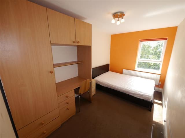 Flat 8, 1 Victoria Street Room 4, Leeds - Image 7