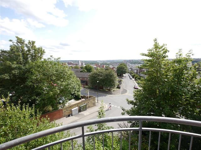 Flat 8, 1 Victoria Street Room 4, Leeds - Image 6