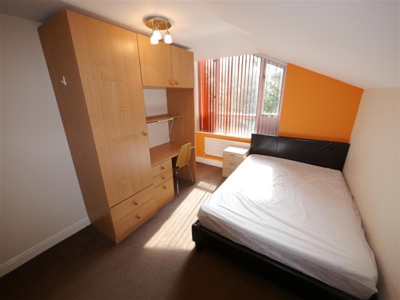 Flat 8, 1 Victoria Street Room 4, Leeds - Image 5