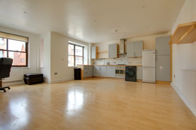 Flat 6, Princess House, 26 De Montfort Street - Image 2