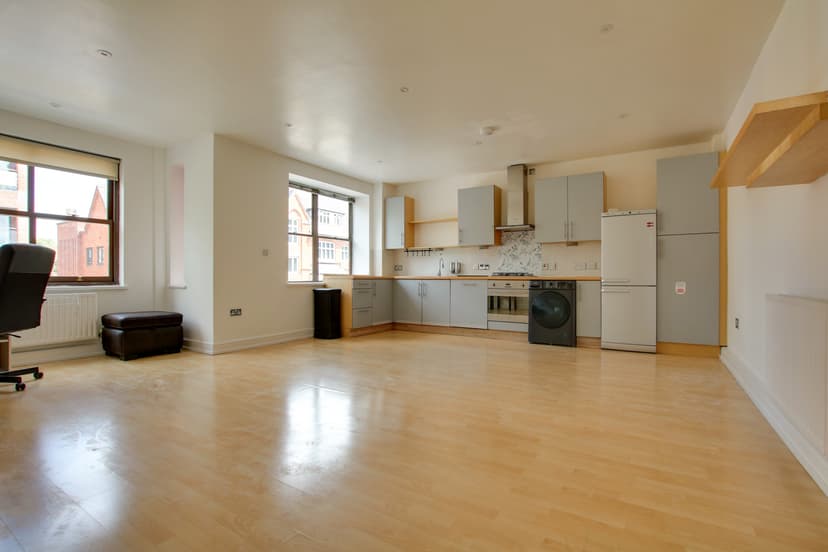 Flat 6, Princess House, 26 De Montfort Street - Image 2