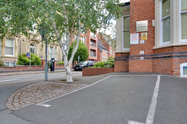Flat 6, Princess House, 26 De Montfort Street - Image 4