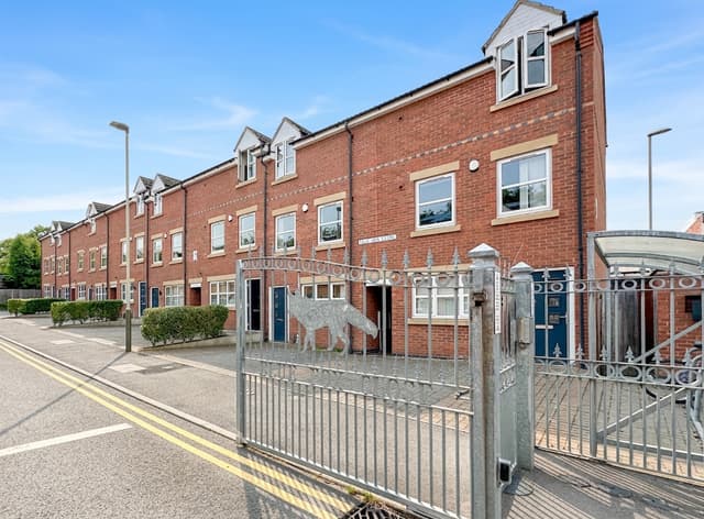 19 Blue Fox Close, Leicester - Image 1