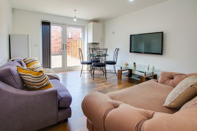 19 Blue Fox Close, Leicester - Image 2