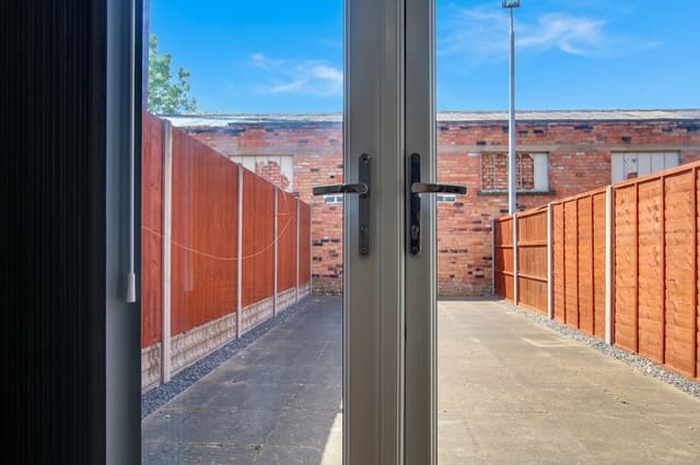 19 Blue Fox Close, Leicester - Image 9