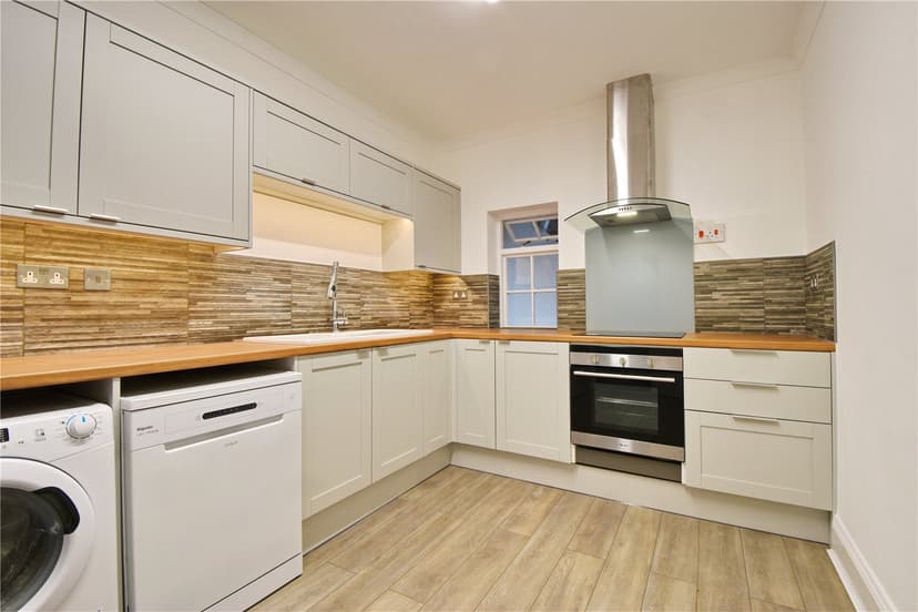 Basement Flat, Bellevue - Image 5