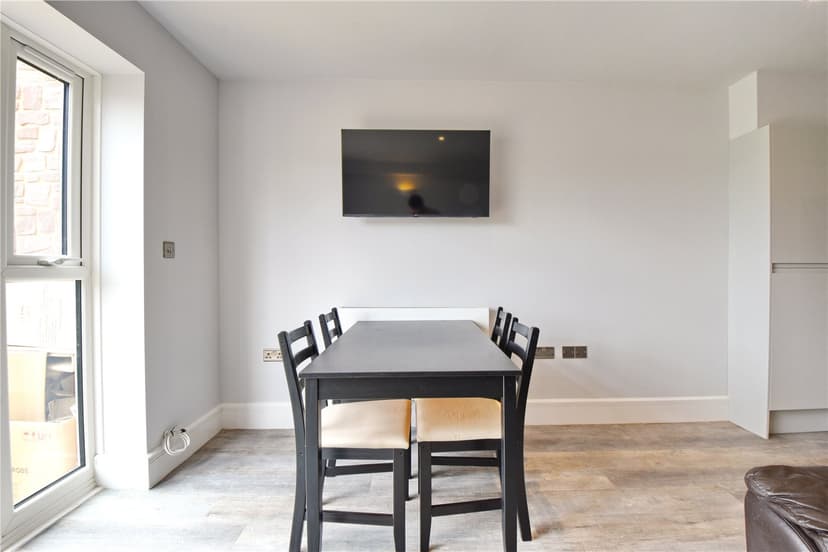 Room 4, Station Road - Image 10
