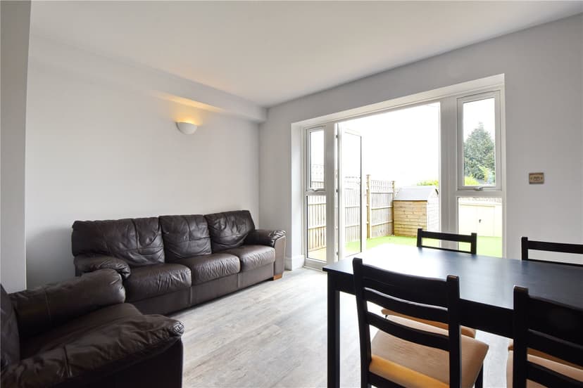 Room 4, Station Road - Image 9