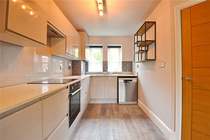 Room 4, Station Road - Image 8