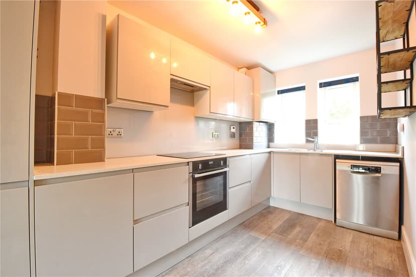 Room 4, Station Road - Image 7