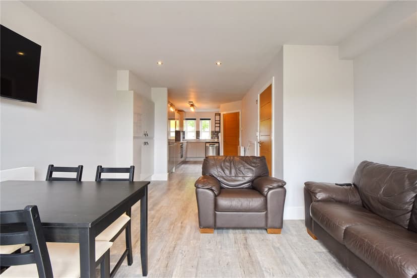 Room 4, Station Road - Image 4