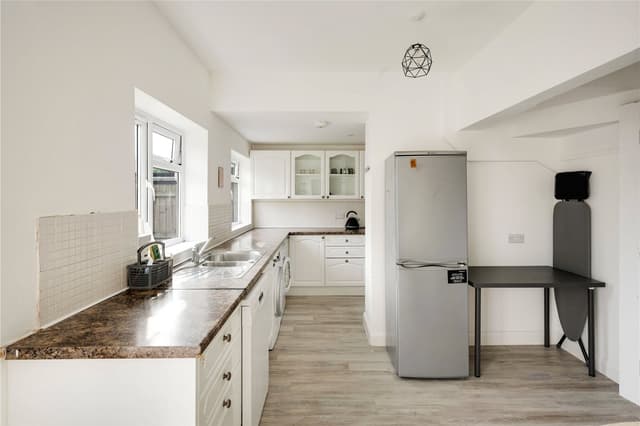 Room 2, Monks Park Avenue - Image 8