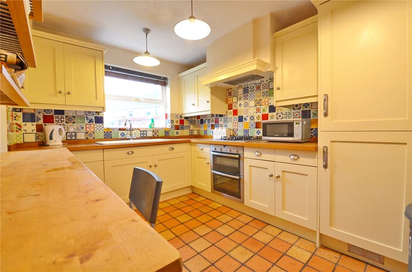 Room 6, Lutyens Close - Image 6