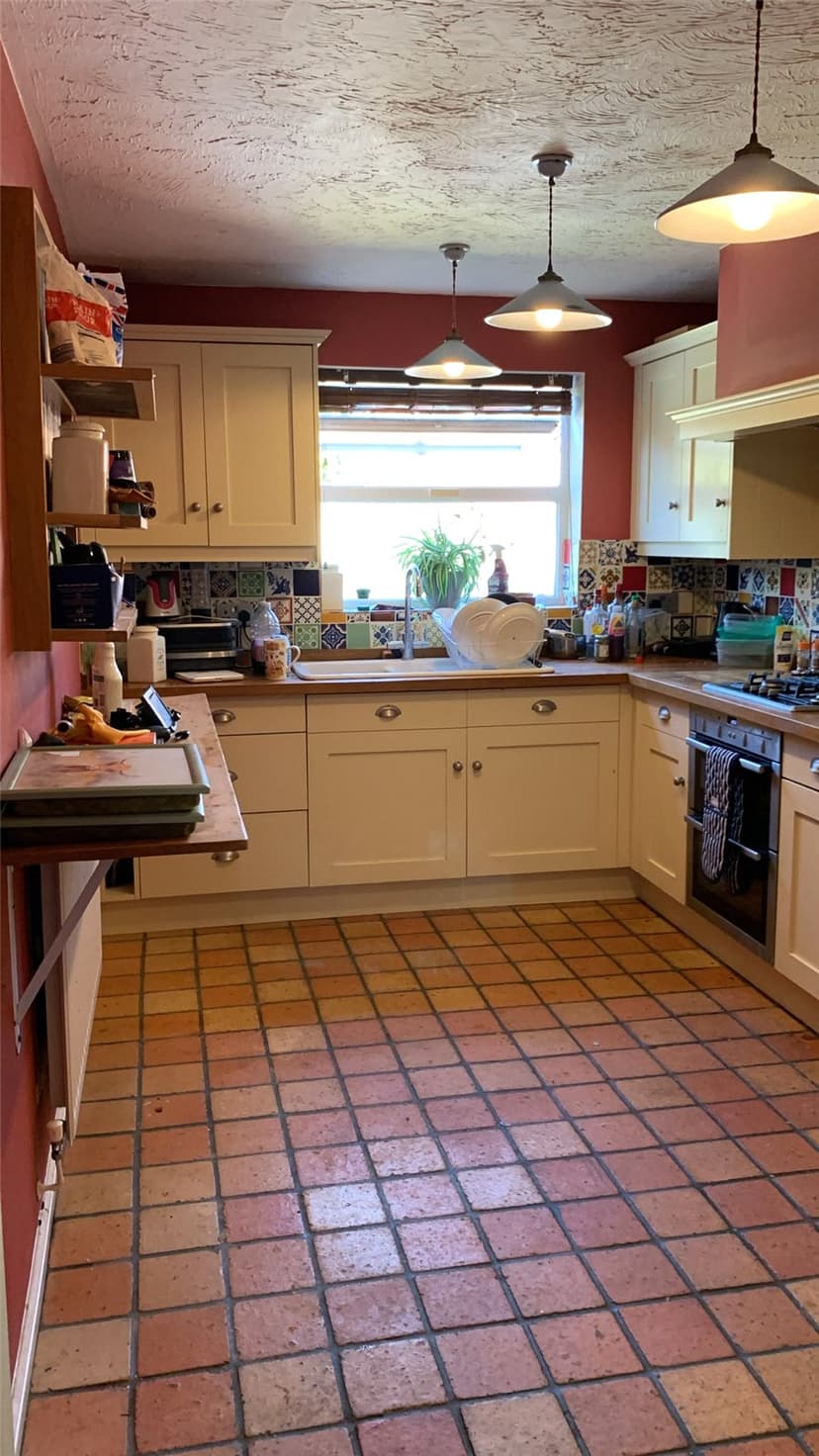 Room 6, Lutyens Close - Image 1