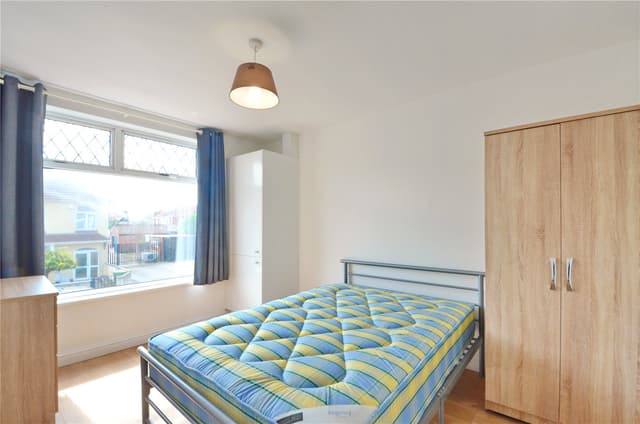 4, Seventh Avenue - Image 8