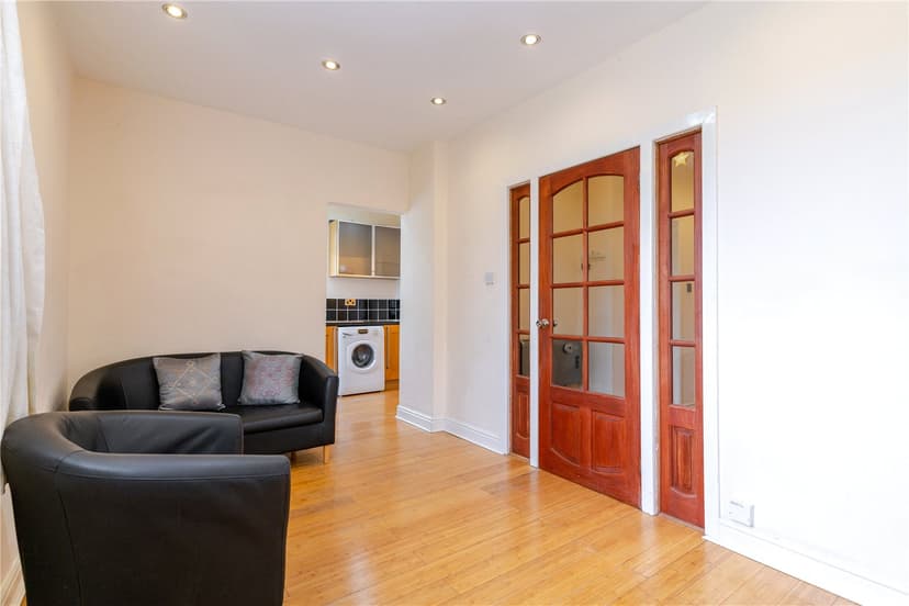 Flat 6, Bristol Court, Silvington Close - Image 6