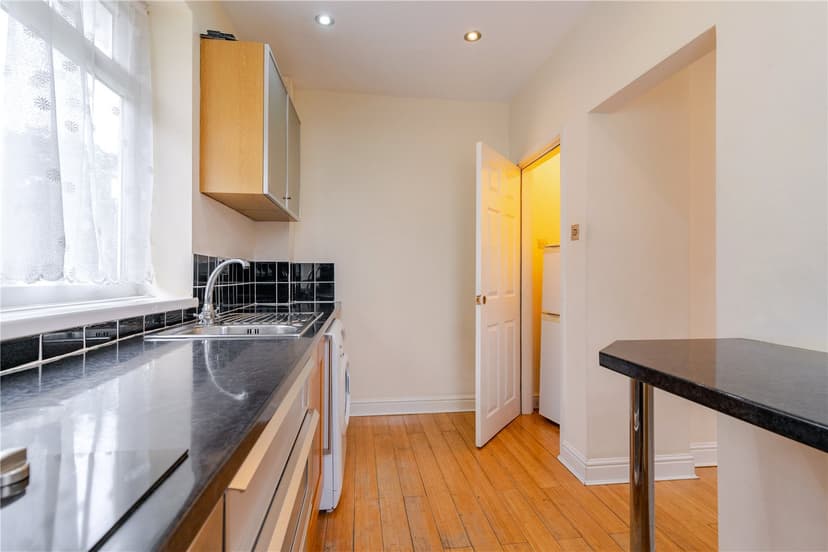 Flat 6, Bristol Court, Silvington Close - Image 4