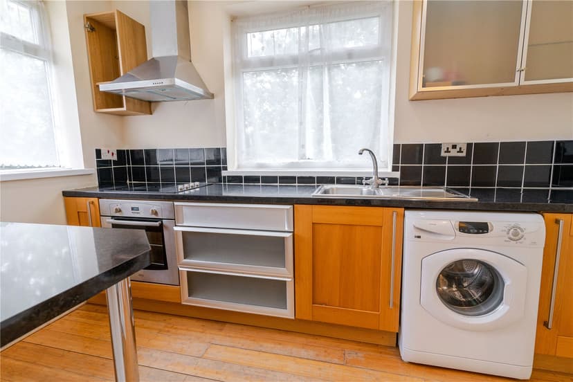 Flat 6, Bristol Court, Silvington Close - Image 3