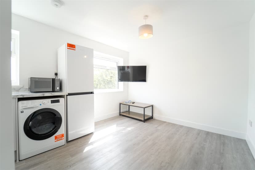 Flat 32, Roman Way - Image 8