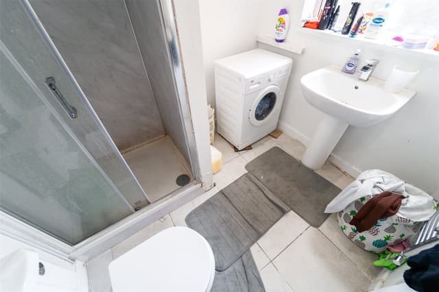 271, Warwards Lane - Image 9