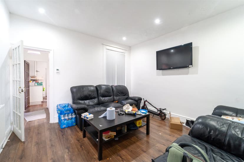 271, Warwards Lane - Image 5