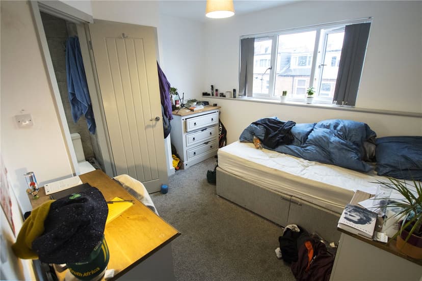 16, Florence Buildings, Hubert Road - Image 2