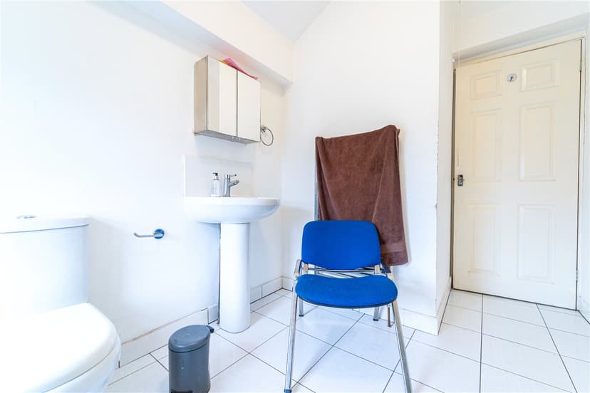 12, Luton Road - Image 4