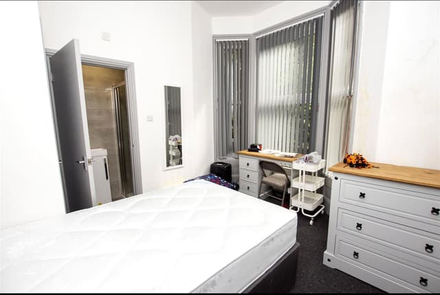 Room 8, First Floor Rear Right, Oakfield Road - Image 4