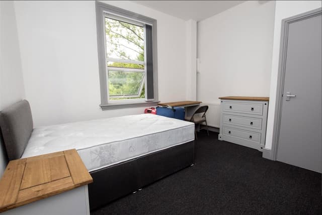 Room 9, Second Floor Rear, Oakfield Road - Image 2
