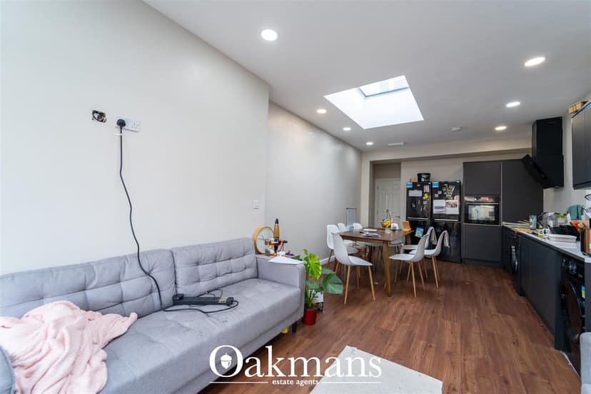 Room 6, Luton Road - Image 2