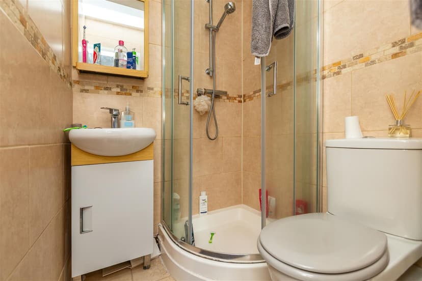 31, Luton Road - Image 3