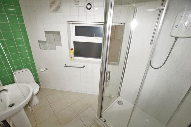 Flat D, Bristol Road - Image 3