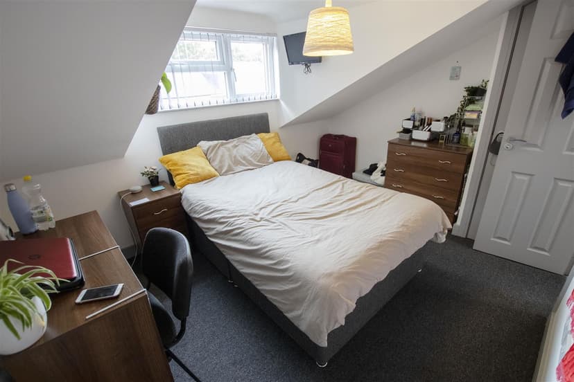 |., Hubert Road - Image 4