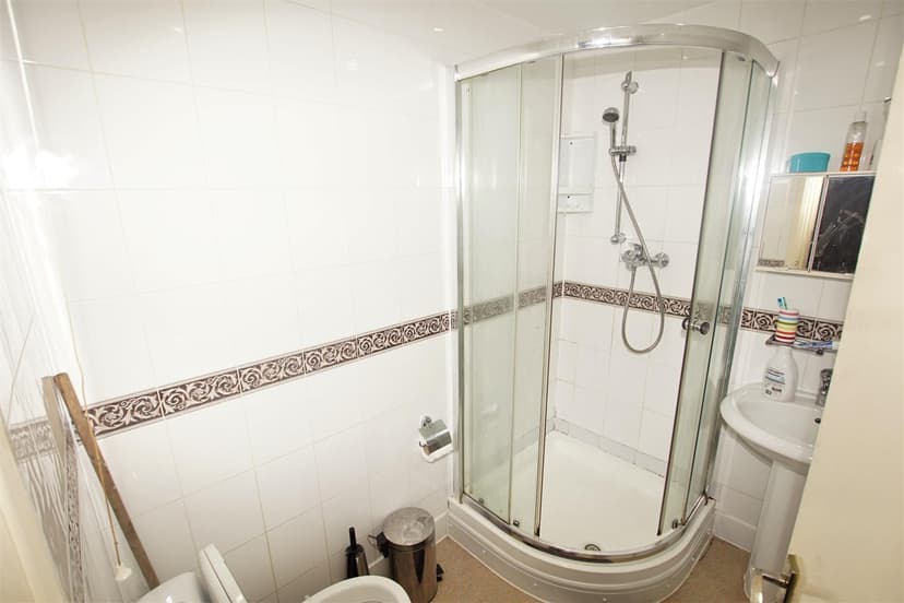 Flat A, Bristol Road - Image 4