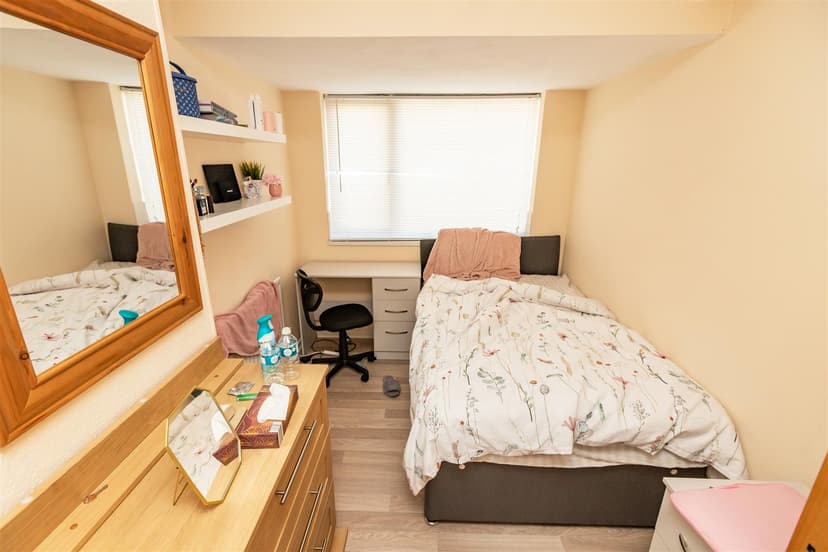 31, Wellman Croft - Image 16