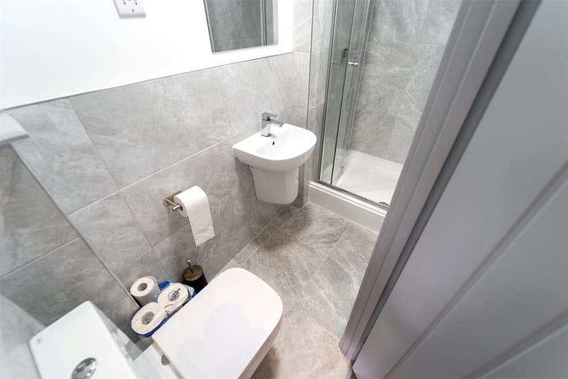 28, North Road - Image 4